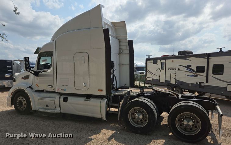 image for item YA0525 2018 Peterbilt 579 semi truck