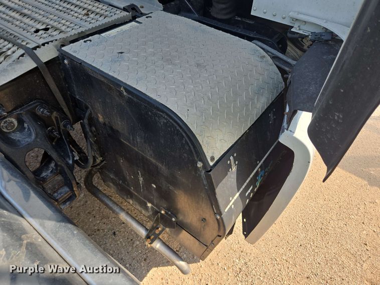 image for item YA0525 2018 Peterbilt 579 semi truck