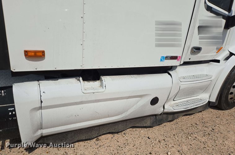 image for item YA0525 2018 Peterbilt 579 semi truck