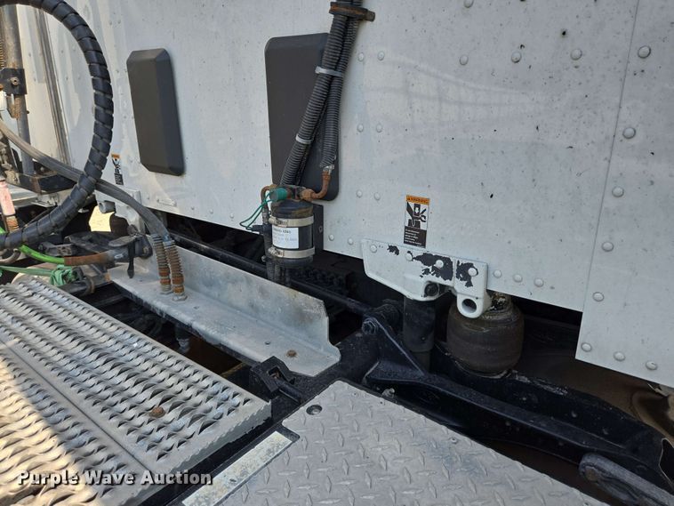 image for item YA0525 2018 Peterbilt 579 semi truck