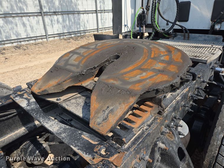 image for item YA0525 2018 Peterbilt 579 semi truck