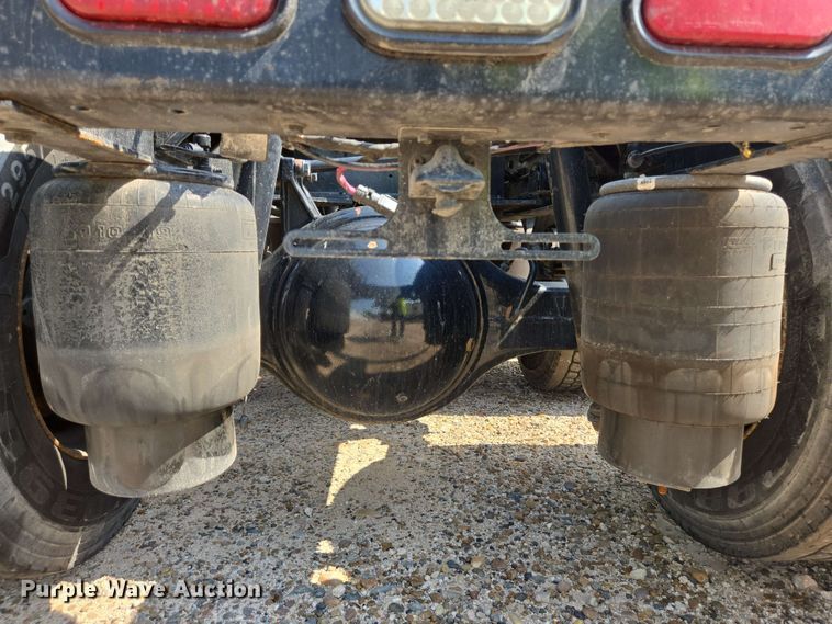 image for item YA0525 2018 Peterbilt 579 semi truck