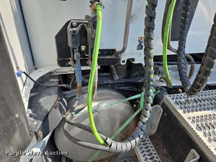 image for item YA0525 2018 Peterbilt 579 semi truck