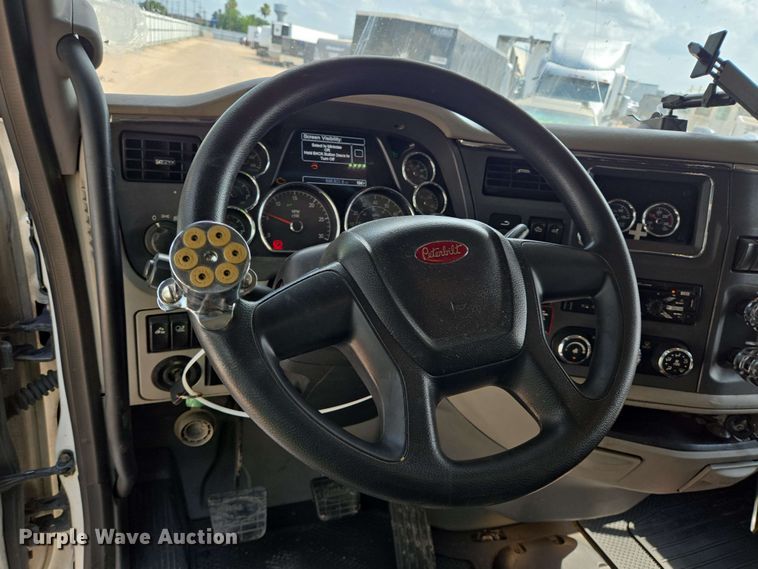 image for item YA0525 2018 Peterbilt 579 semi truck