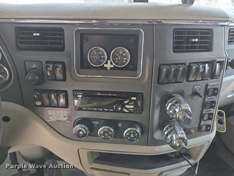 image for item YA0525 2018 Peterbilt 579 semi truck