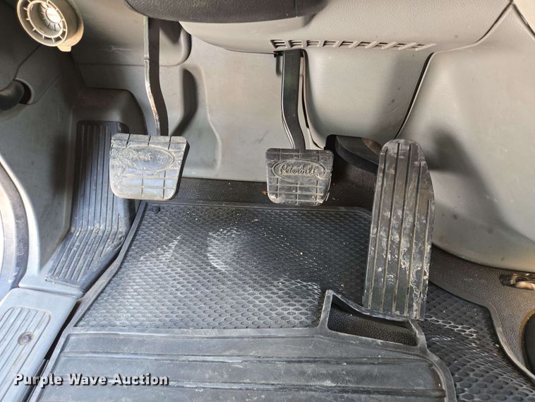 image for item YA0525 2018 Peterbilt 579 semi truck