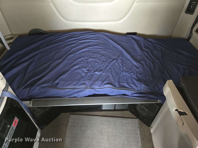 image for item YA0525 2018 Peterbilt 579 semi truck