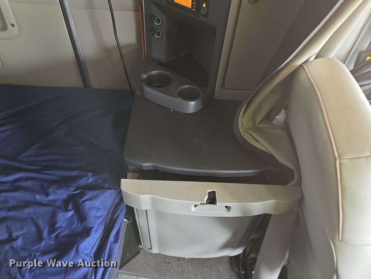 image for item YA0525 2018 Peterbilt 579 semi truck