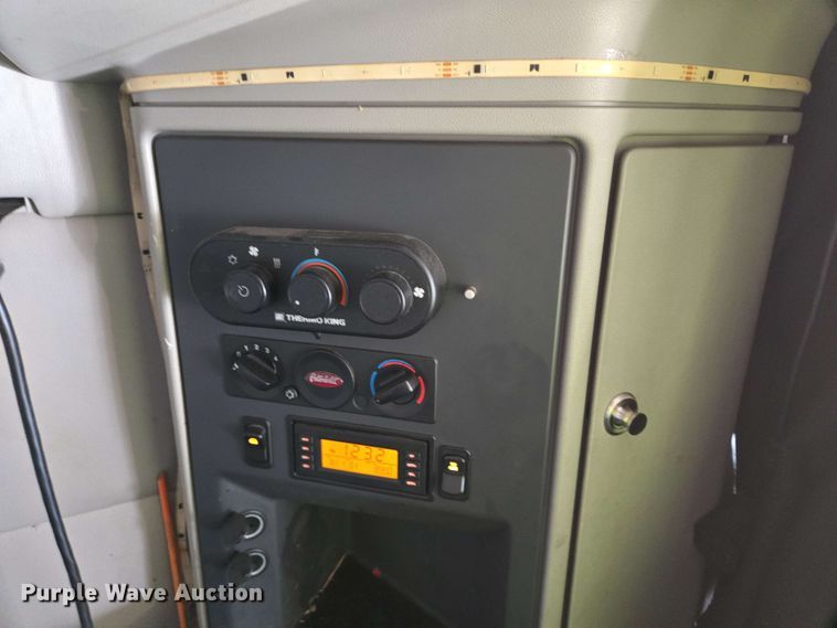 image for item YA0525 2018 Peterbilt 579 semi truck