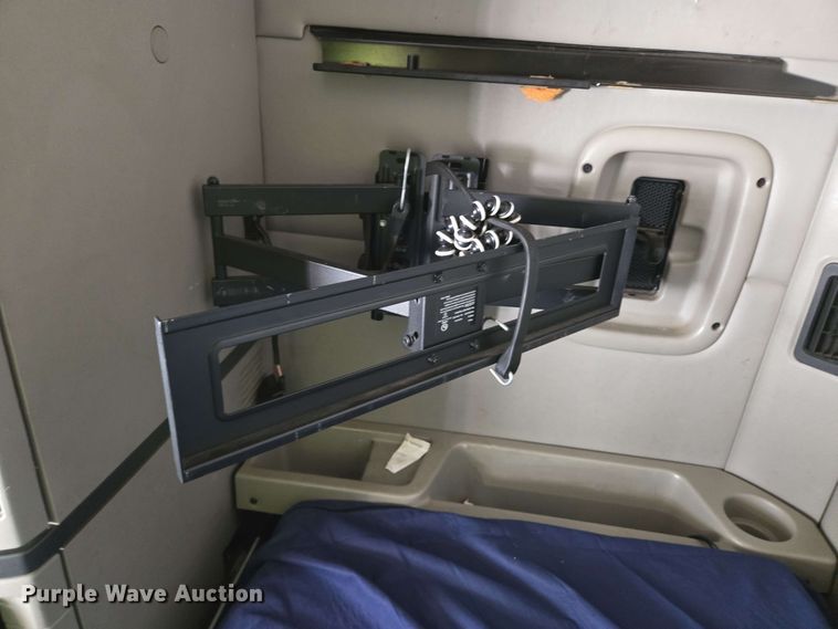 image for item YA0525 2018 Peterbilt 579 semi truck