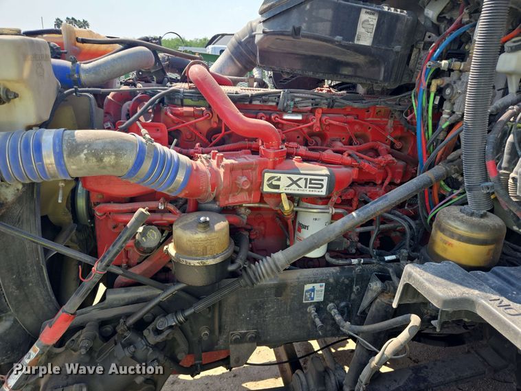 image for item YA0525 2018 Peterbilt 579 semi truck