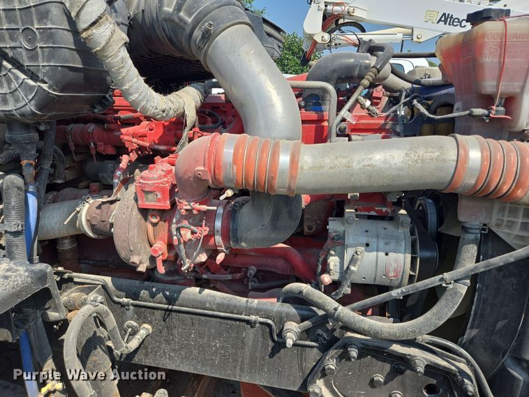 image for item YA0525 2018 Peterbilt 579 semi truck