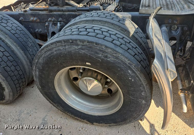 image for item YA0525 2018 Peterbilt 579 semi truck