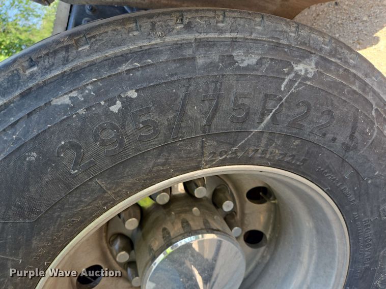 image for item YA0525 2018 Peterbilt 579 semi truck