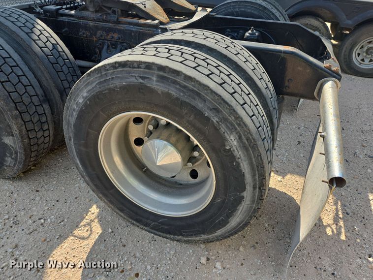 image for item YA0525 2018 Peterbilt 579 semi truck