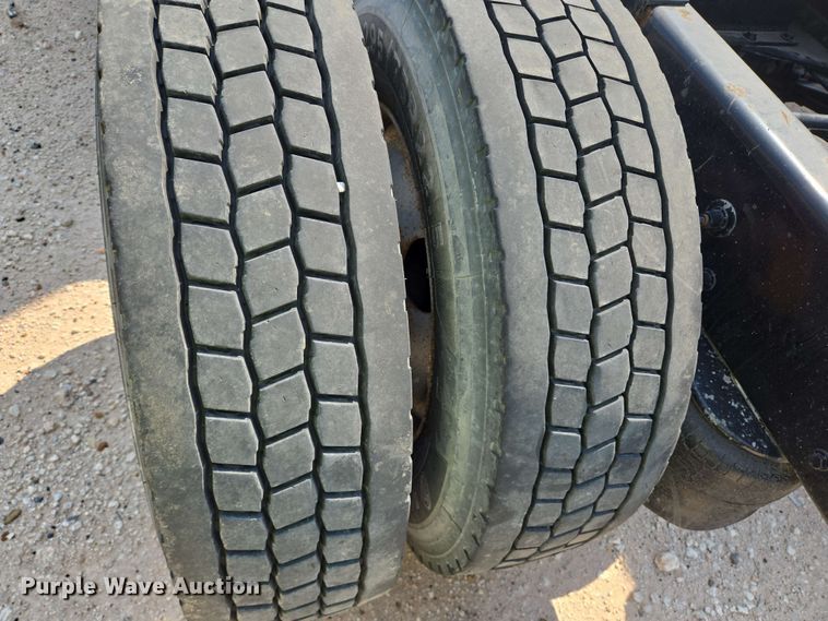 image for item YA0525 2018 Peterbilt 579 semi truck