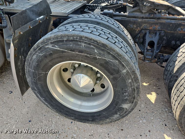 image for item YA0525 2018 Peterbilt 579 semi truck