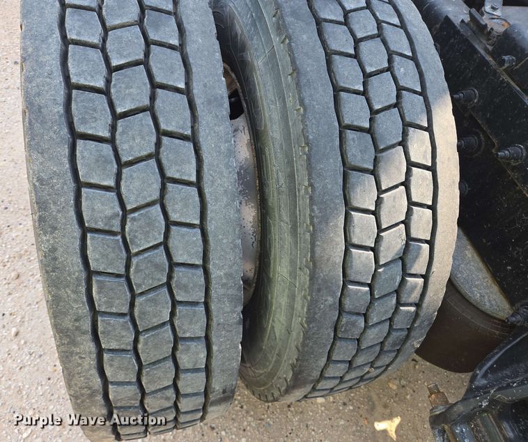 image for item YA0525 2018 Peterbilt 579 semi truck