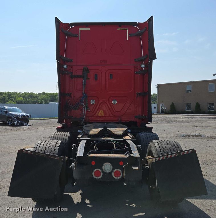 image for item YA0531 2018 Freightliner Cascadia 126 semi truck