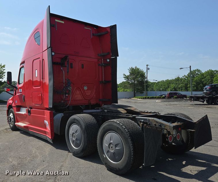 image for item YA0531 2018 Freightliner Cascadia 126 semi truck