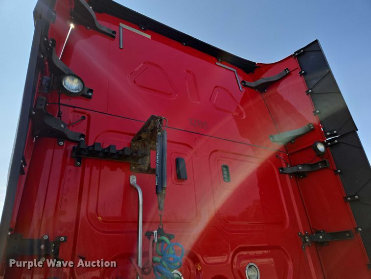 image for item YA0531 2018 Freightliner Cascadia 126 semi truck