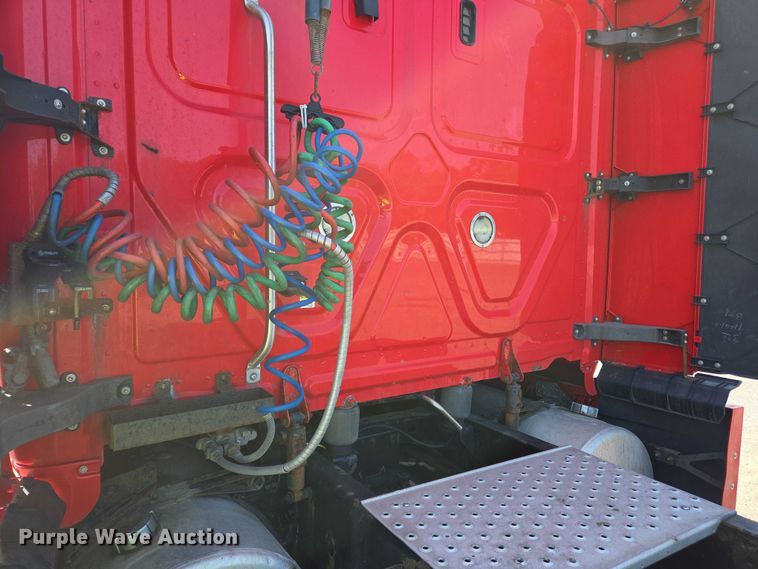 image for item YA0531 2018 Freightliner Cascadia 126 semi truck