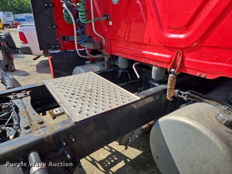 image for item YA0531 2018 Freightliner Cascadia 126 semi truck