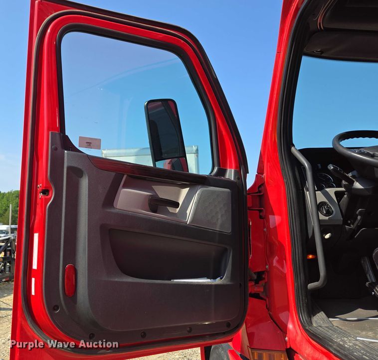 image for item YA0531 2018 Freightliner Cascadia 126 semi truck