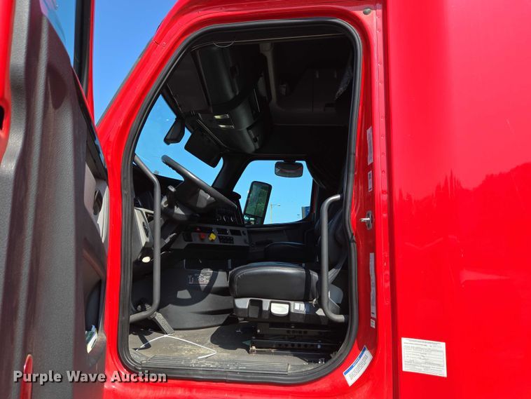 image for item YA0531 2018 Freightliner Cascadia 126 semi truck