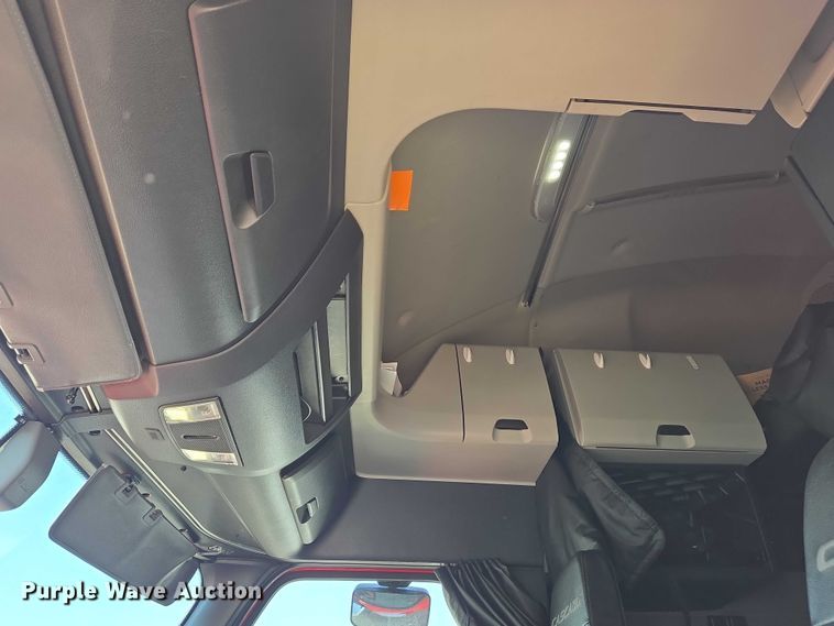 image for item YA0531 2018 Freightliner Cascadia 126 semi truck