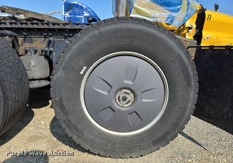 image for item YA0531 2018 Freightliner Cascadia 126 semi truck