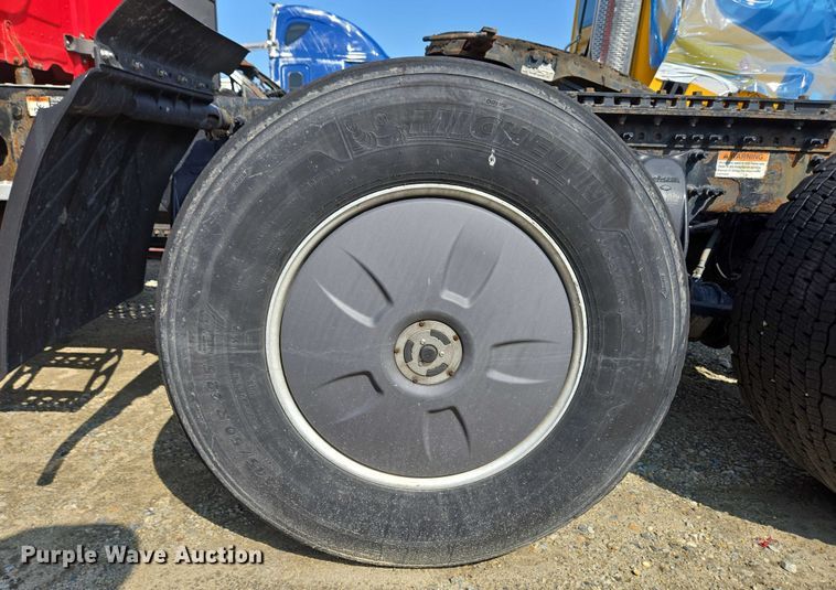 image for item YA0531 2018 Freightliner Cascadia 126 semi truck