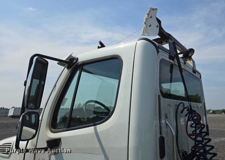 image for item YA0557 2015 Freightliner Business Class M2 semi truck