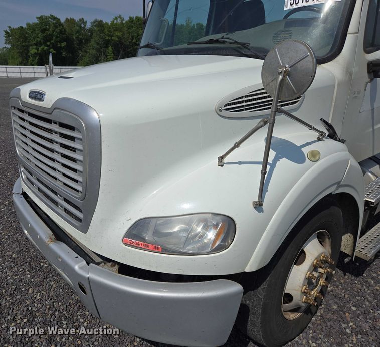 image for item YA0557 2015 Freightliner Business Class M2 semi truck