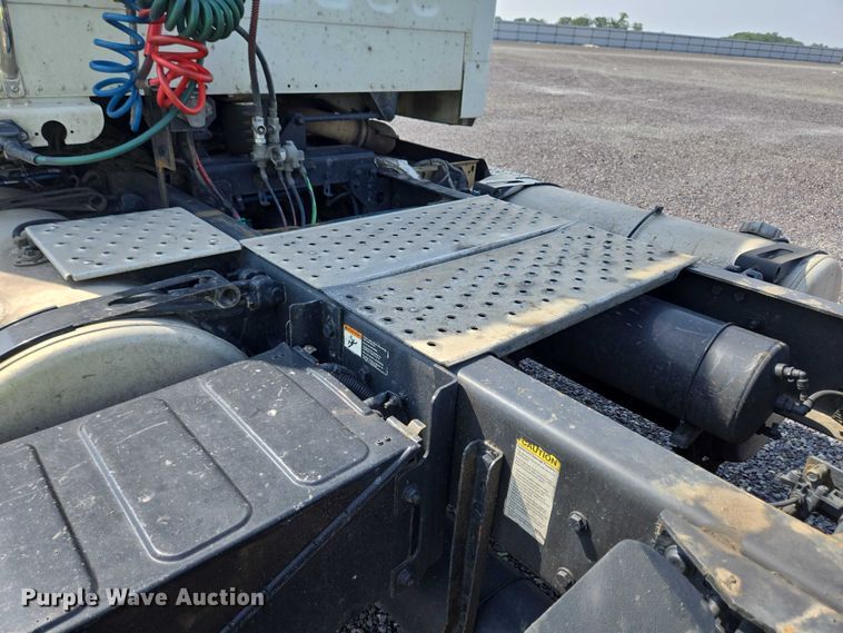 image for item YA0557 2015 Freightliner Business Class M2 semi truck