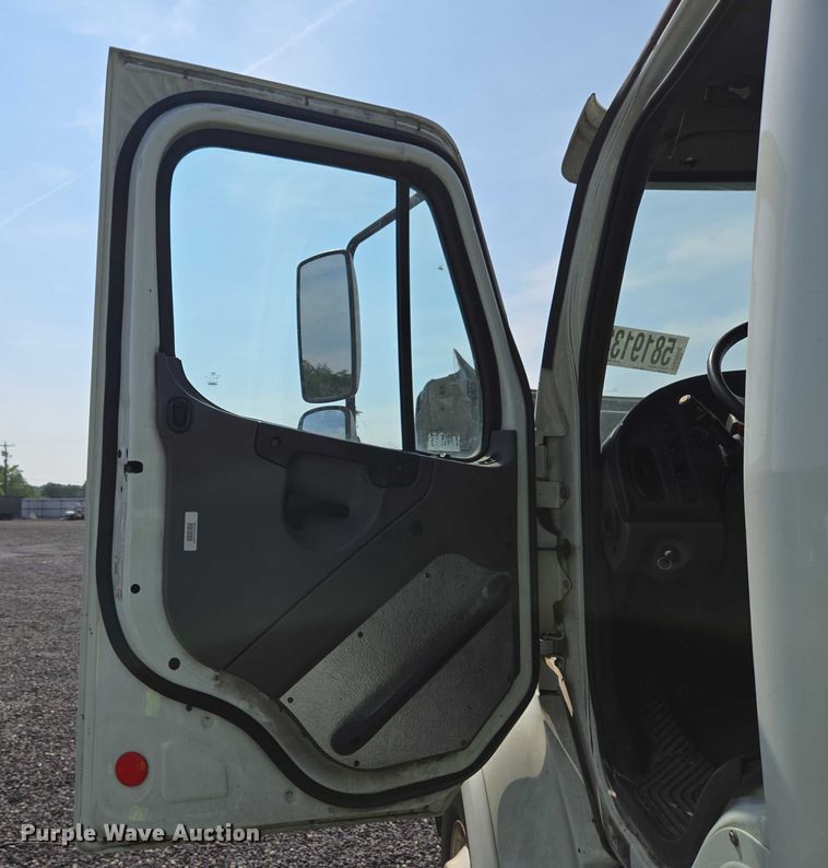 image for item YA0557 2015 Freightliner Business Class M2 semi truck