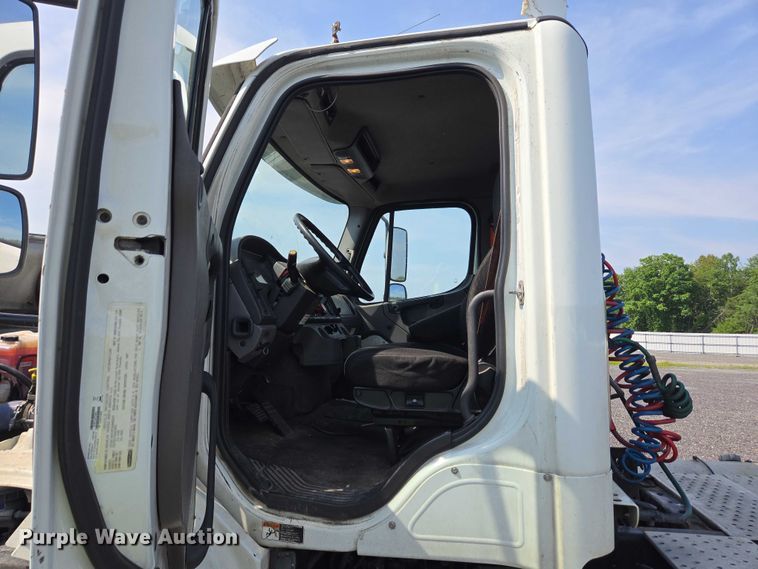 image for item YA0557 2015 Freightliner Business Class M2 semi truck