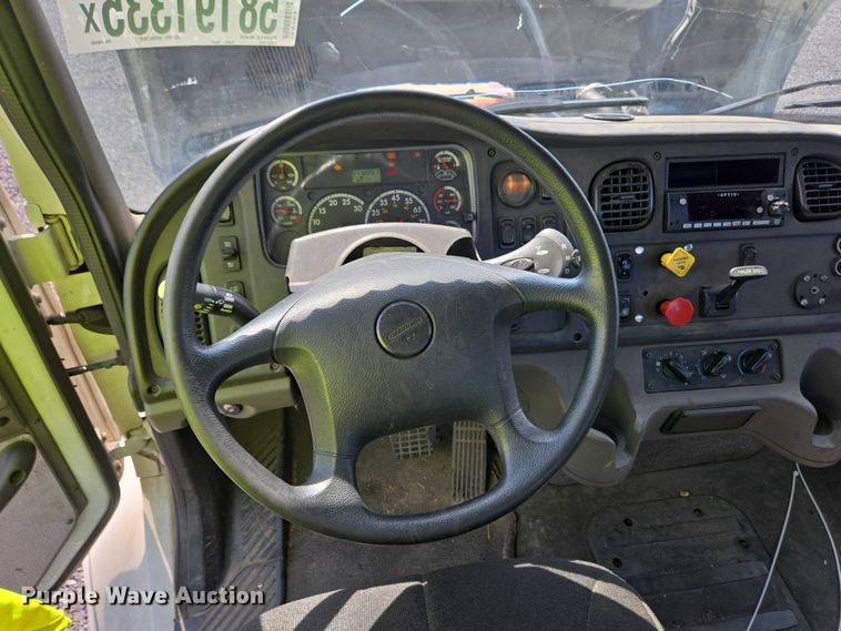 image for item YA0557 2015 Freightliner Business Class M2 semi truck