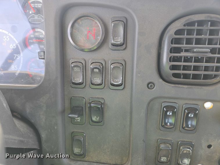 image for item YA0557 2015 Freightliner Business Class M2 semi truck