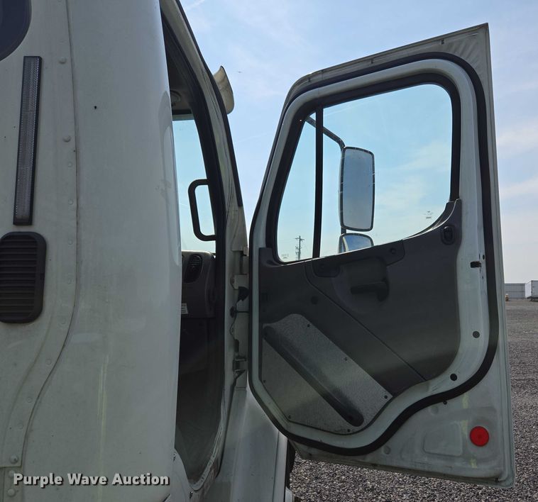 image for item YA0557 2015 Freightliner Business Class M2 semi truck