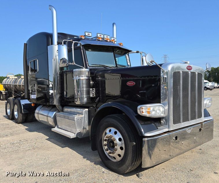 image for item YA0567 2017 Peterbilt 389 semi truck