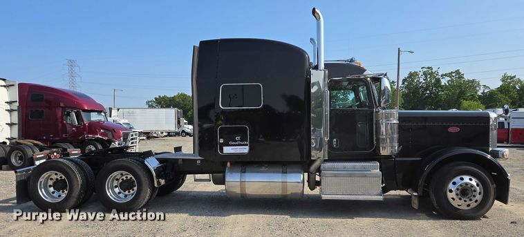 image for item YA0567 2017 Peterbilt 389 semi truck