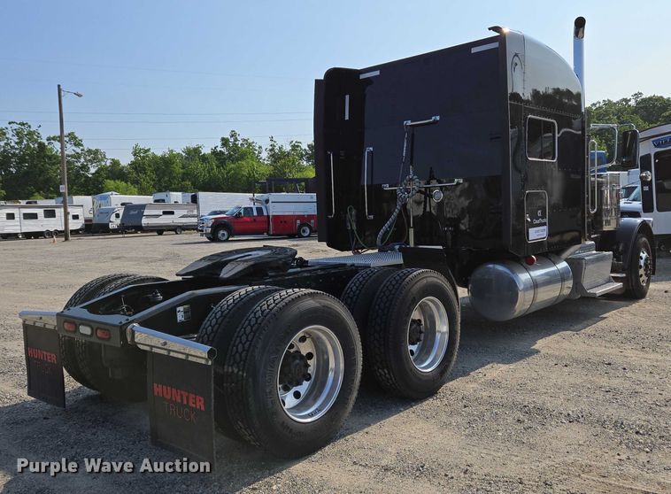 image for item YA0567 2017 Peterbilt 389 semi truck