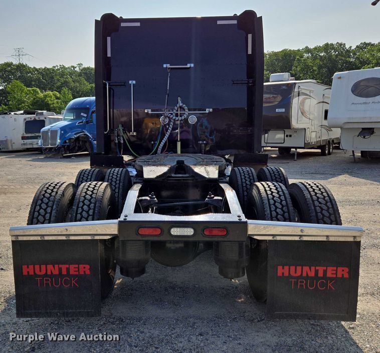 image for item YA0567 2017 Peterbilt 389 semi truck