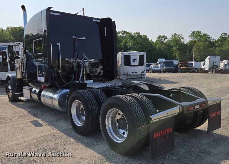 image for item YA0567 2017 Peterbilt 389 semi truck