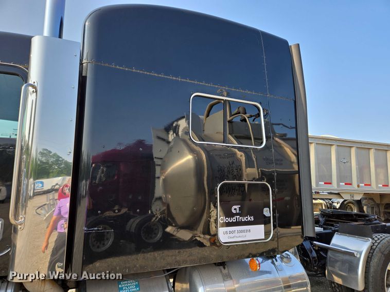 image for item YA0567 2017 Peterbilt 389 semi truck