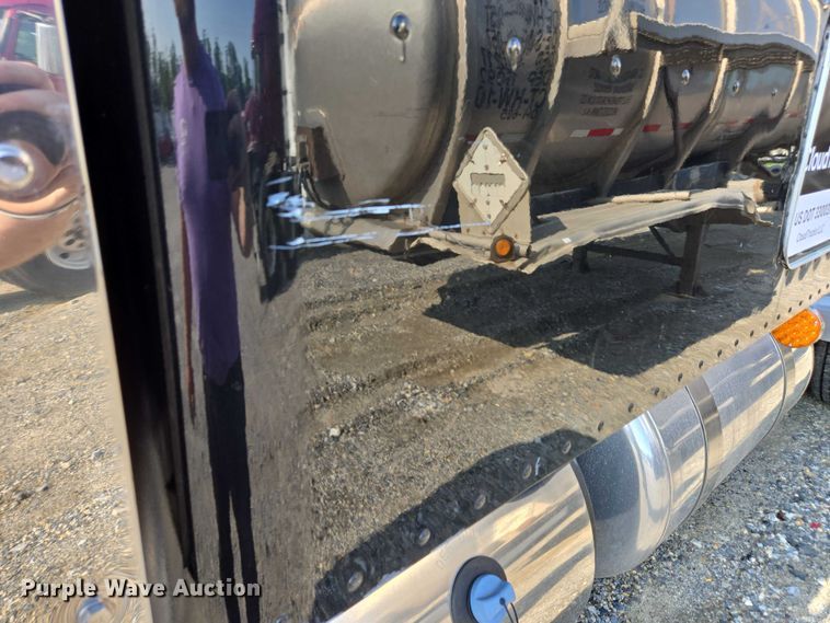 image for item YA0567 2017 Peterbilt 389 semi truck