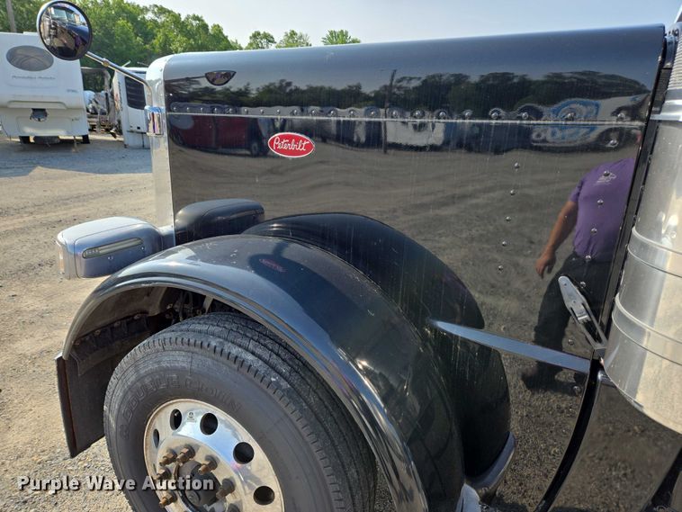 image for item YA0567 2017 Peterbilt 389 semi truck