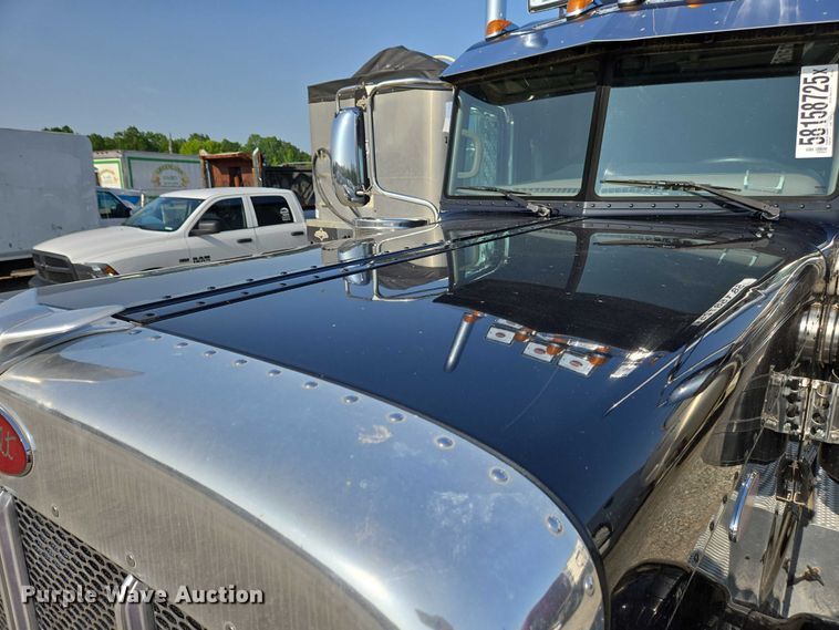 image for item YA0567 2017 Peterbilt 389 semi truck