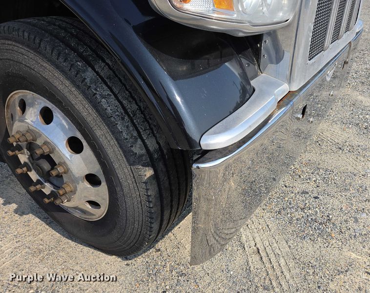 image for item YA0567 2017 Peterbilt 389 semi truck